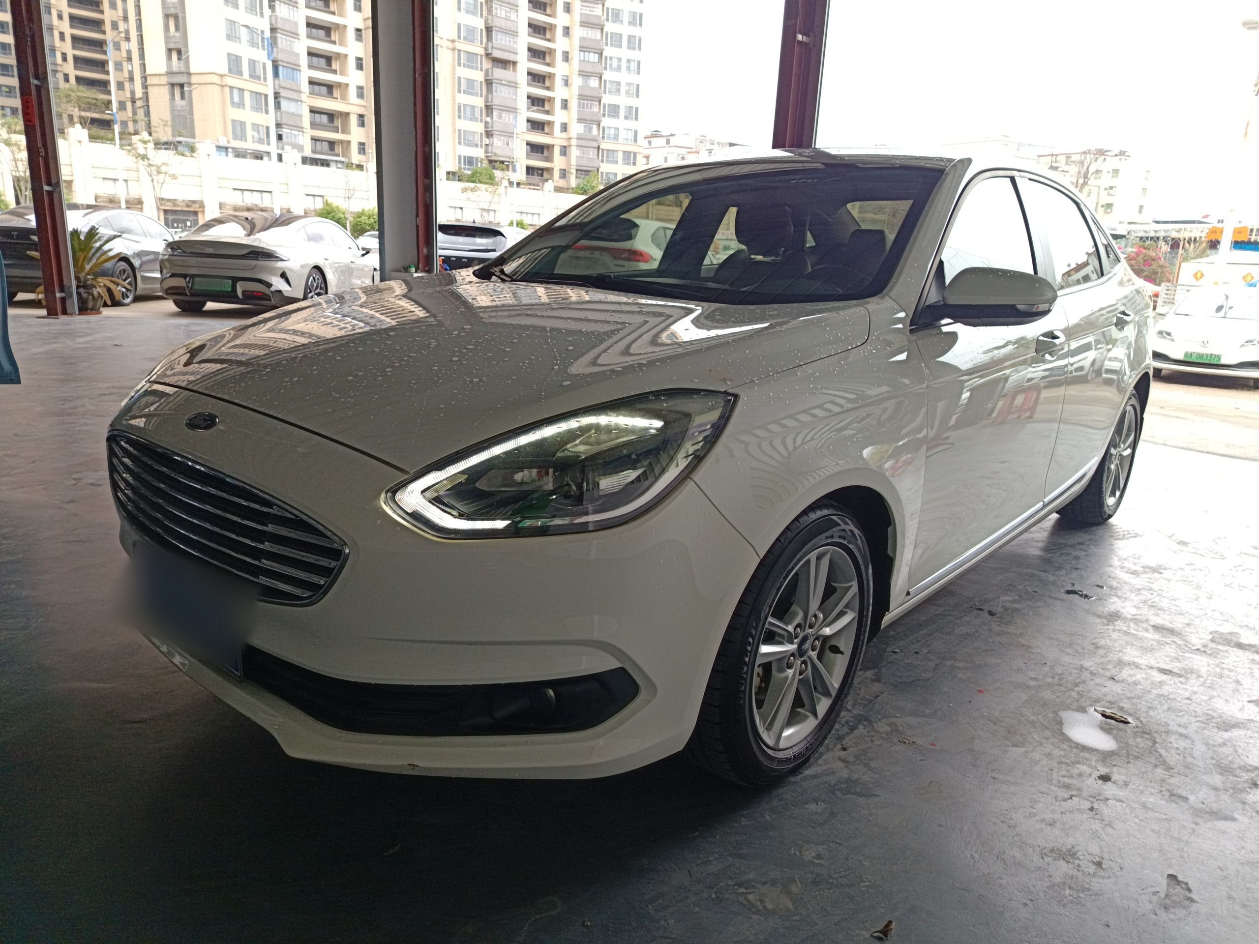 Под передней частью автомобиля