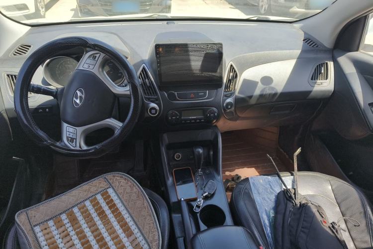 Used Hyundai ix35 2013 2.0L Automatic Two-Wheel Drive Smart GLS China IV Standard Center Console
