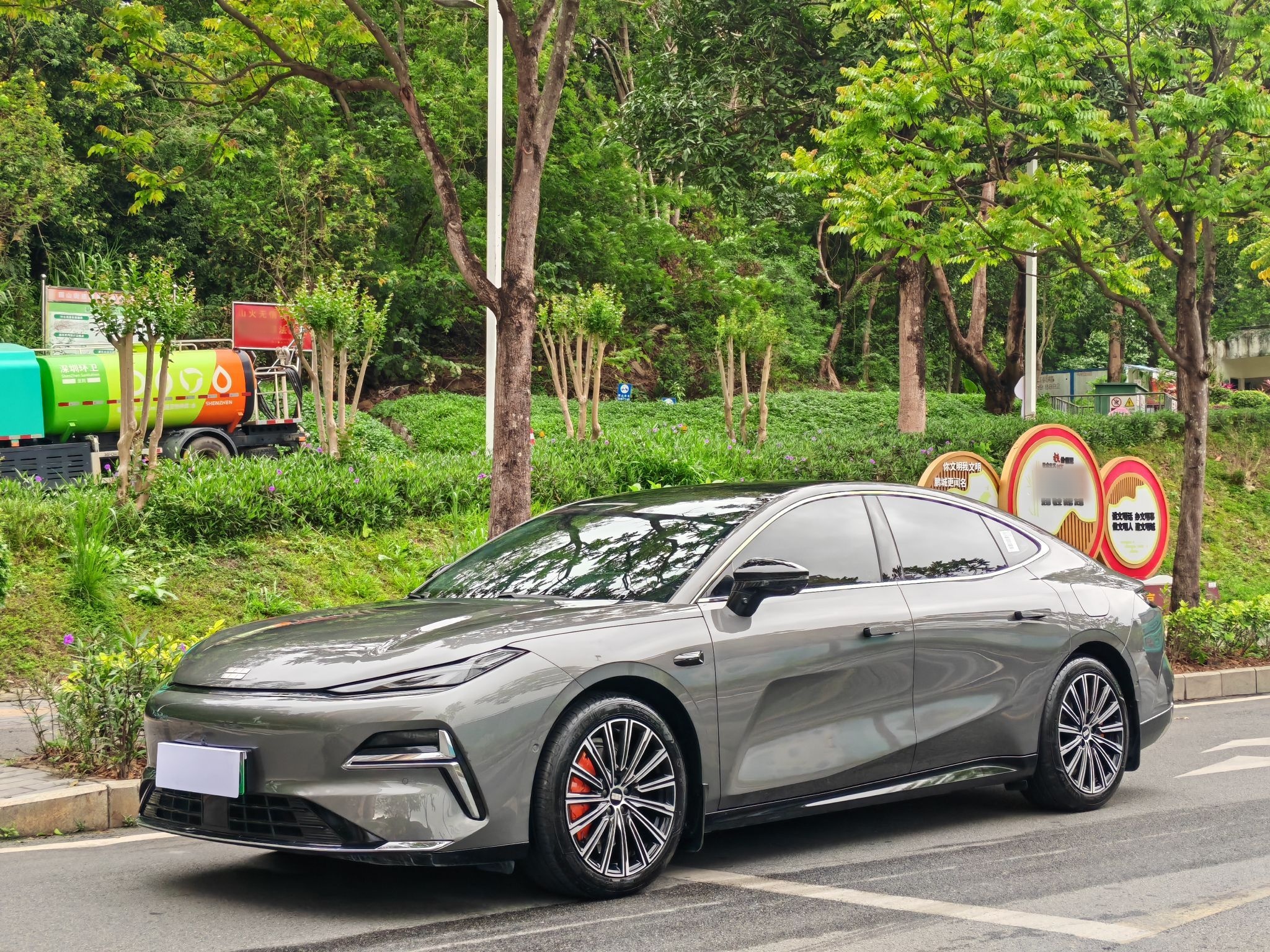 تحت مقدمة السيارة