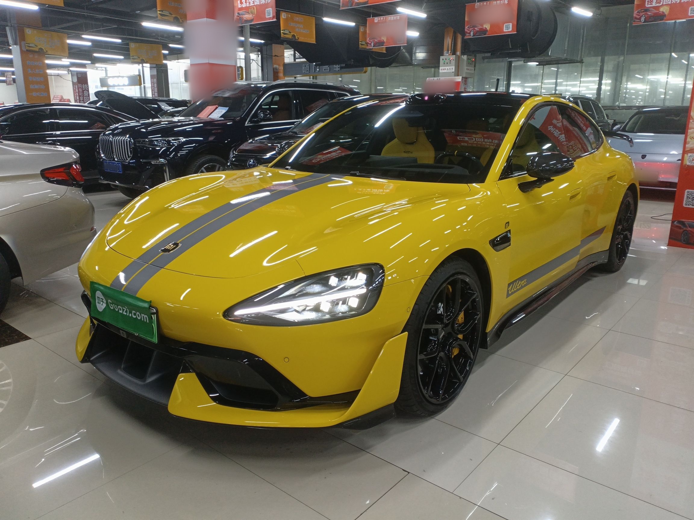 تحت مقدمة السيارة