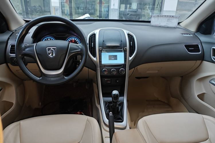 Used Baojun 630 2014 1.5L manual standard version
