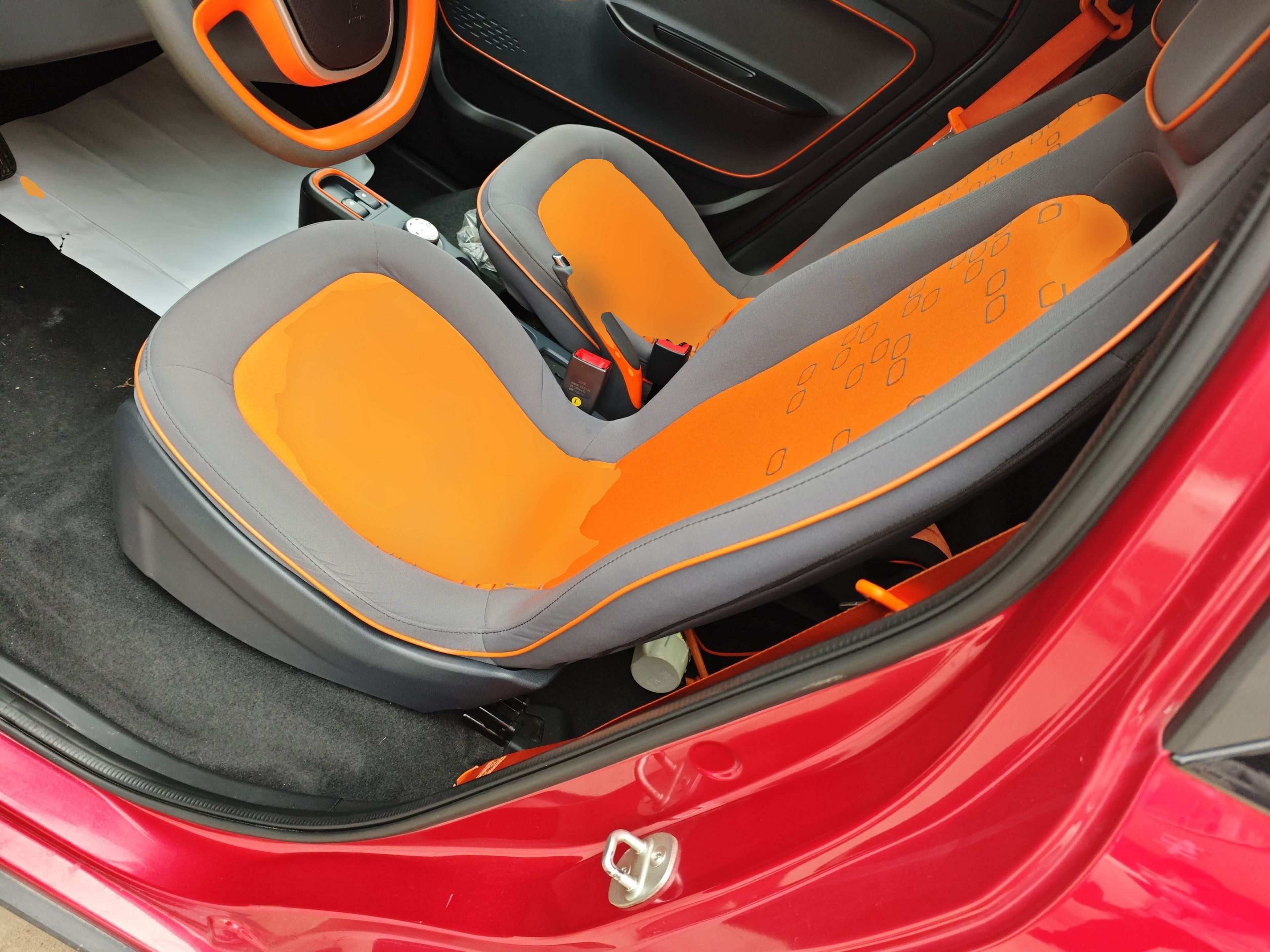 المقاعد الأمامية داخل السيارة