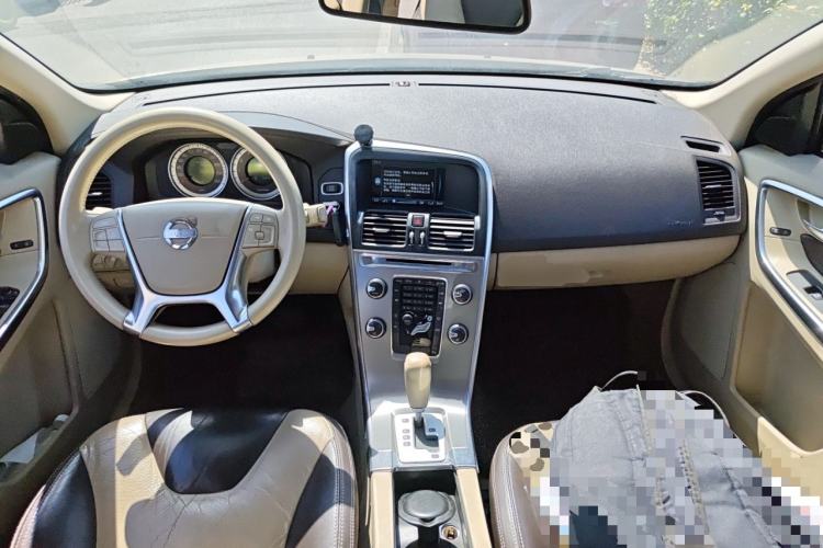 Used Volvo XC60 2012 T5 Comfort Edition Center Console