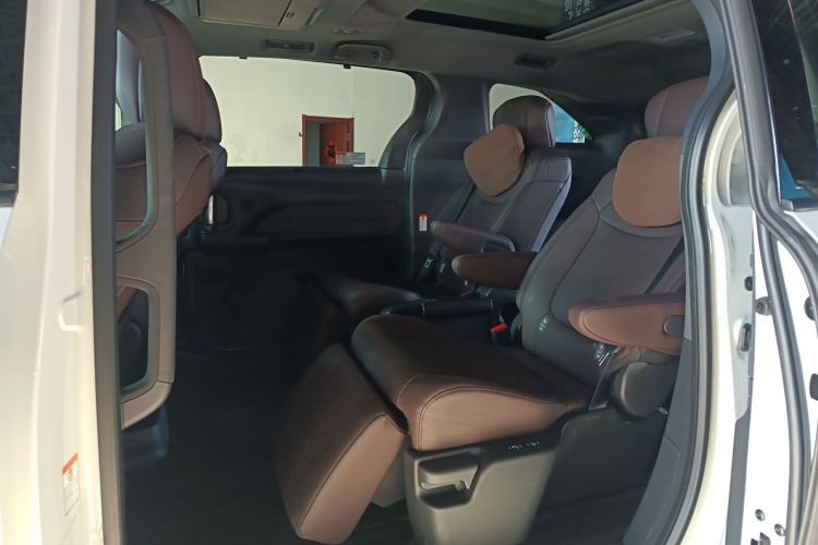 Used Toyota Granvia 2023 2.5L Hybrid Flagship VIP Edition
