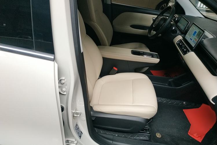 Used Wuling Bingo PLUS 2024 330 km Range Five-Seater Version Right Front Seat