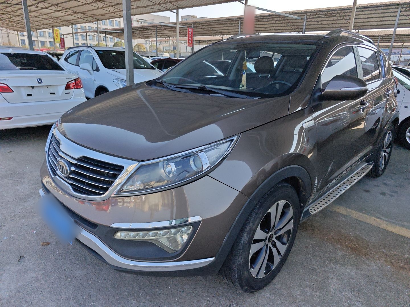 Под передней частью автомобиля