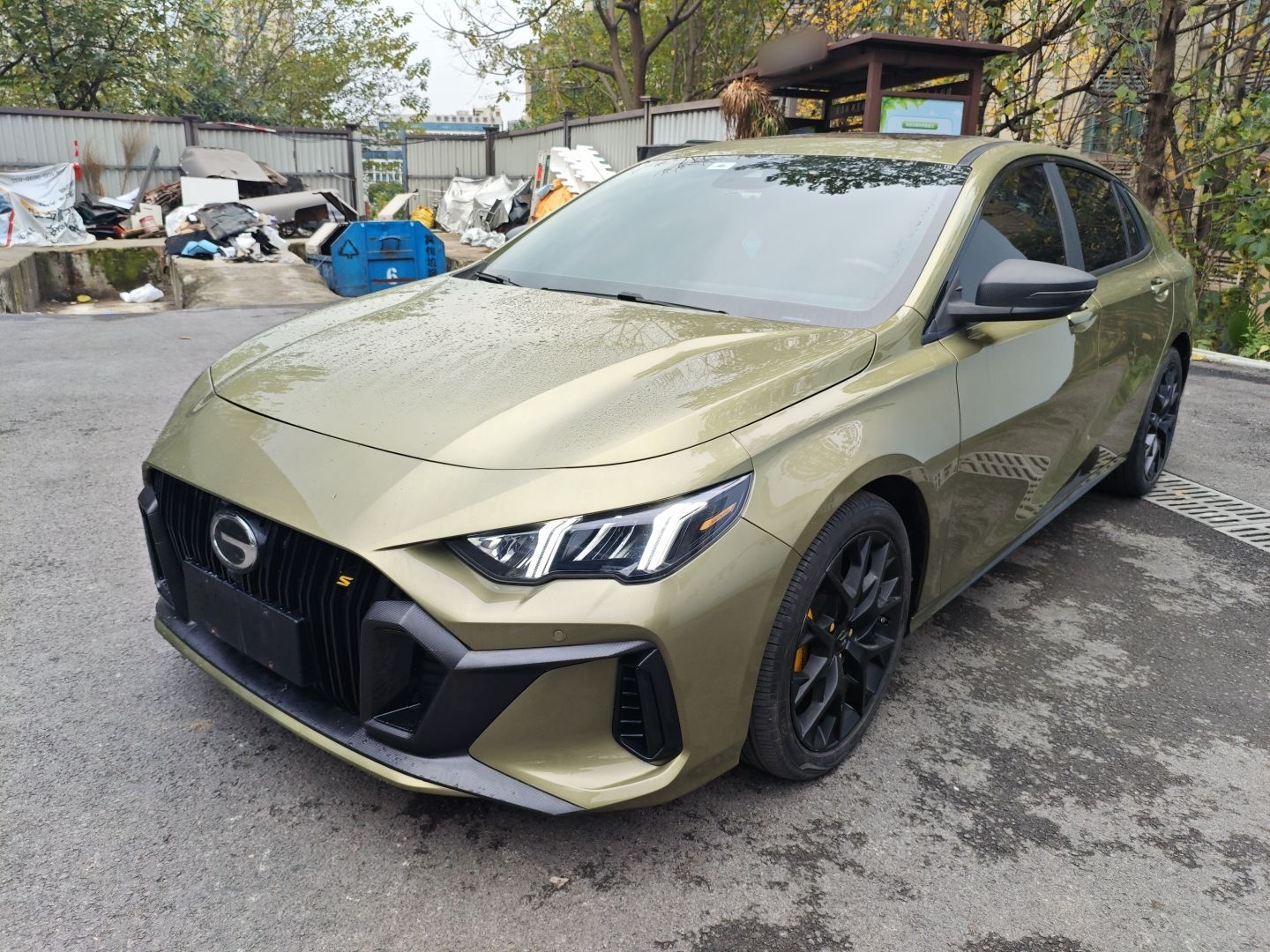 تحت مقدمة السيارة