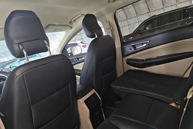 Used Ford Edge 2016 EcoBoost 245 Two-Wheel-Drive Titanium 5-Seater Interior 5