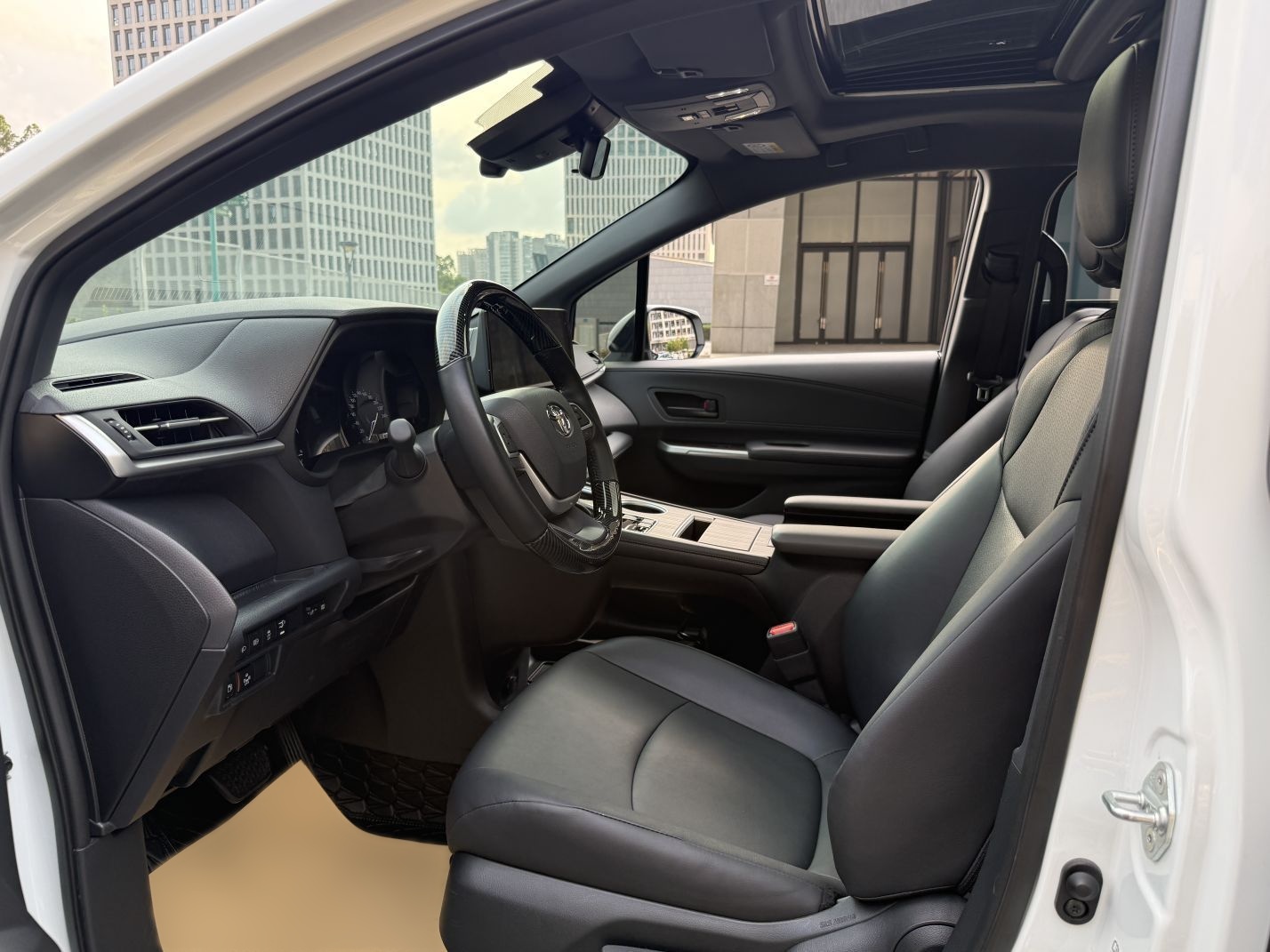 المقاعد الأمامية داخل السيارة