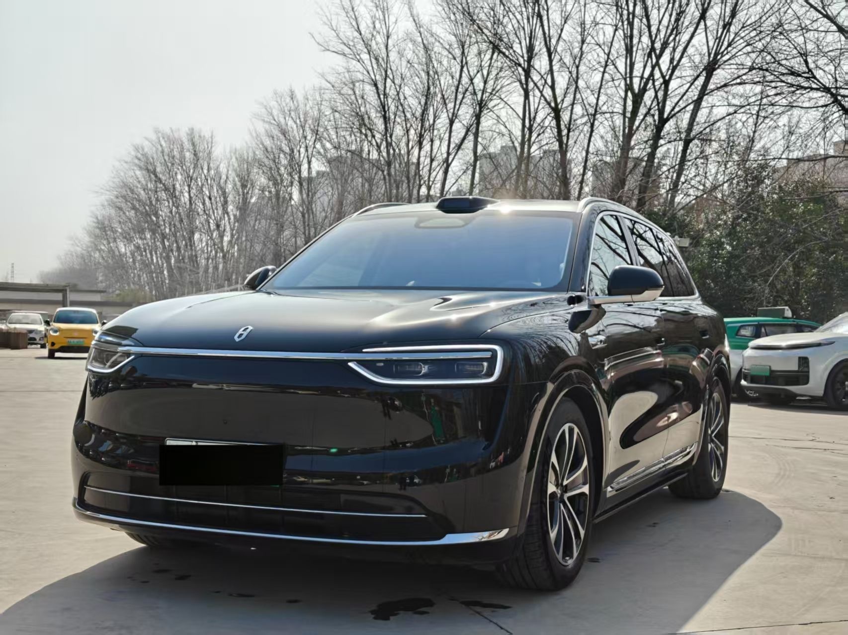 Под передней частью автомобиля