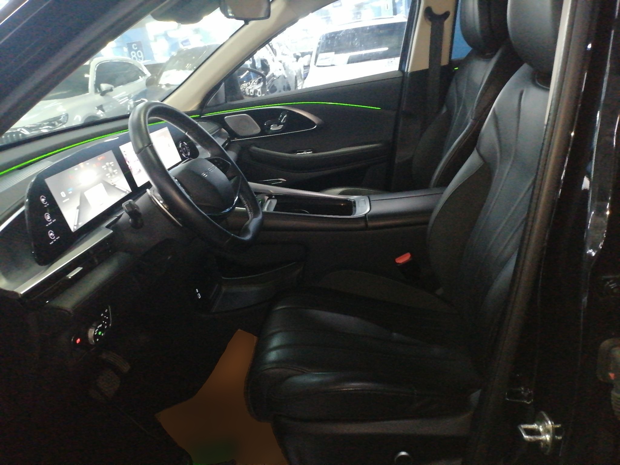 المقاعد الأمامية داخل السيارة