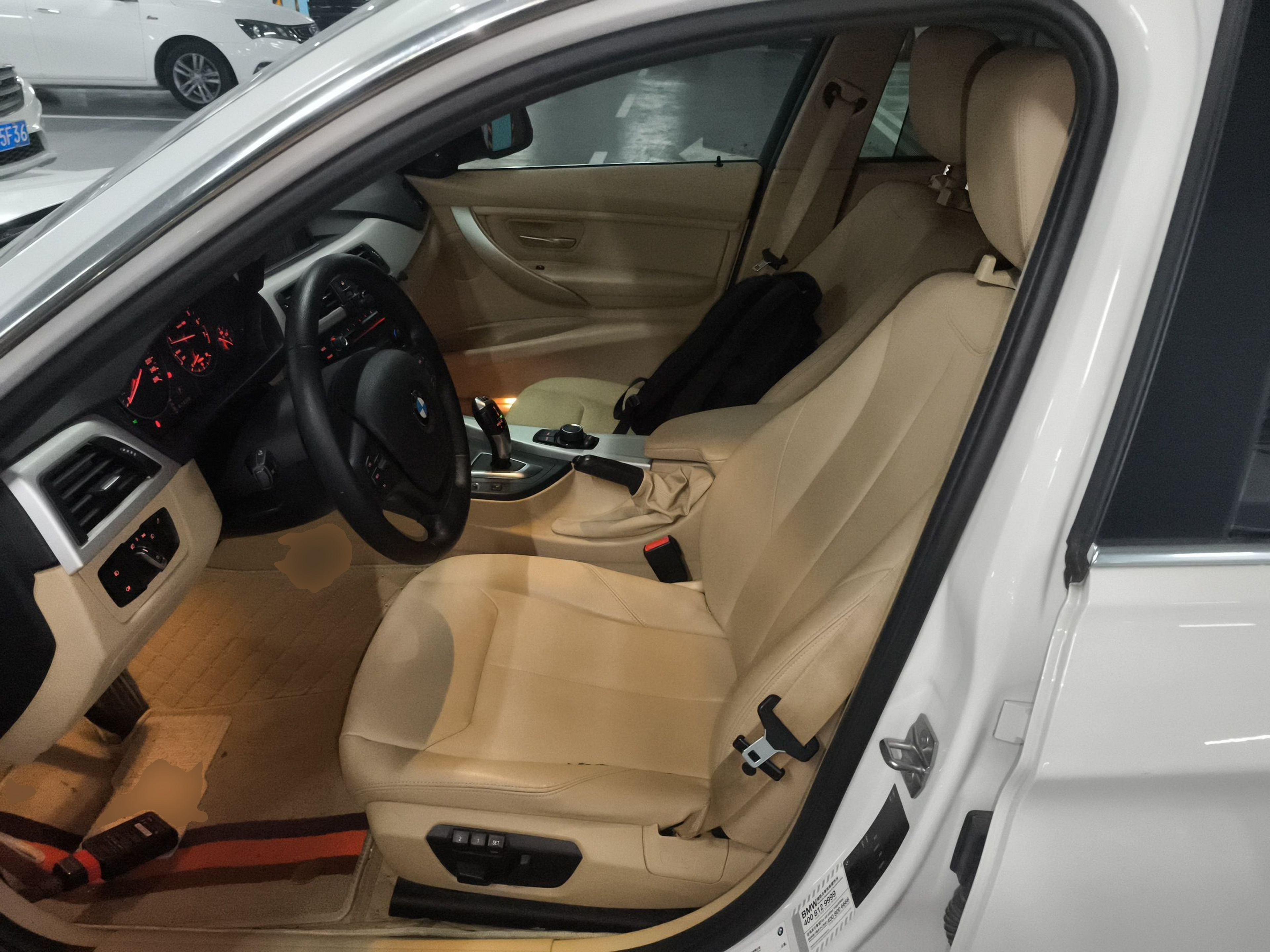 المقاعد الأمامية داخل السيارة