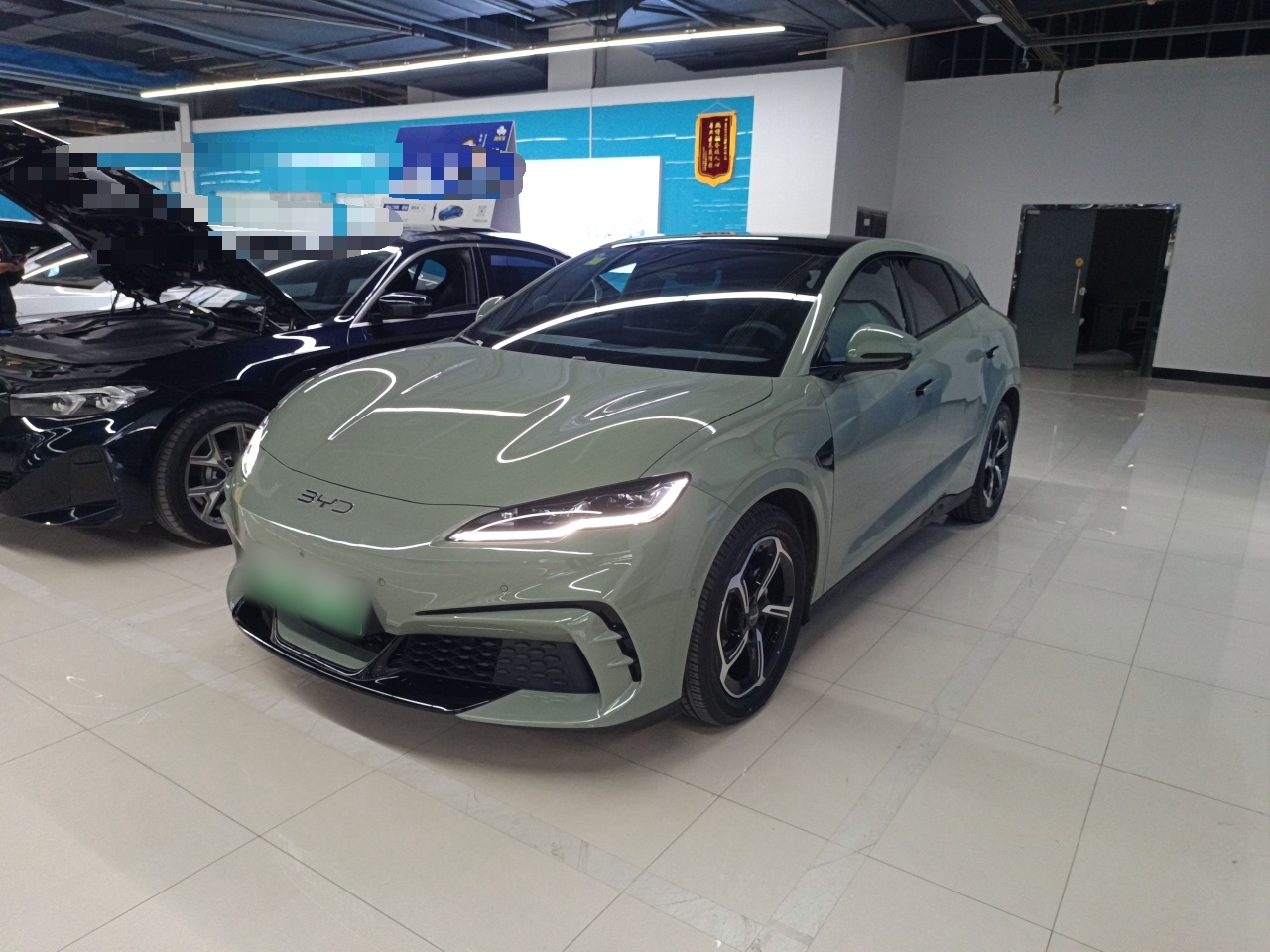 Под передней частью автомобиля