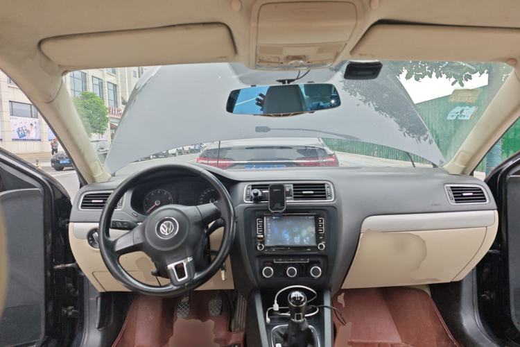 Used Volkswagen Sagitar 2014 Revised Version 1.6L Manual Comfort Edition Center Console