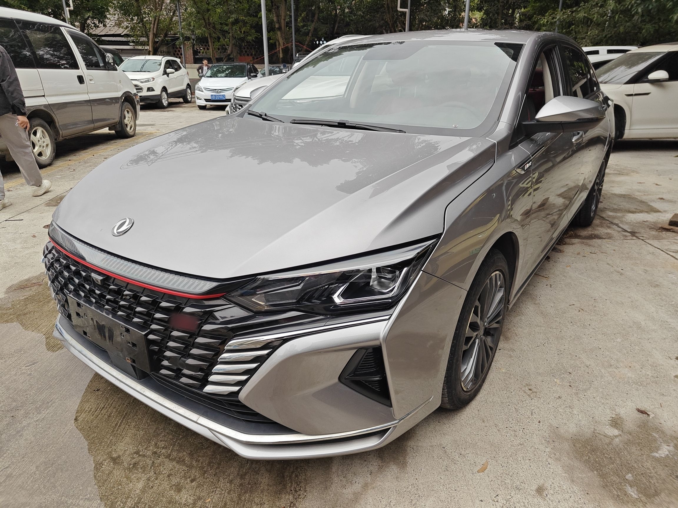 Под передней частью автомобиля