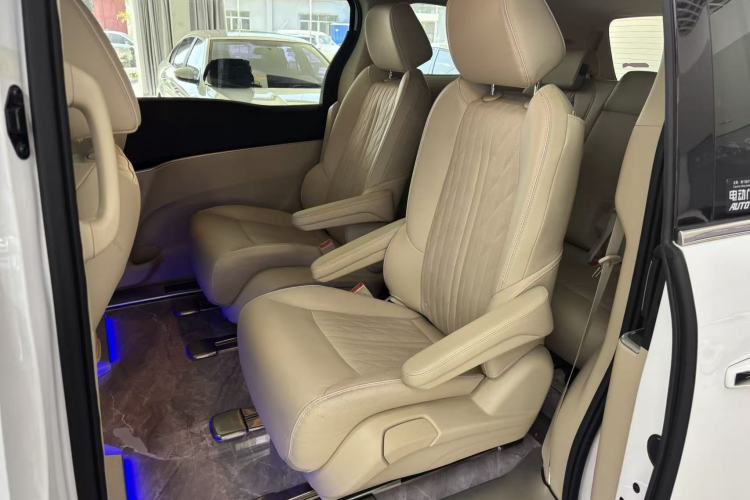 Used Buick GL8 2023 Facelifted Land Cruiser Executive Luxury Version Left Rear Seat