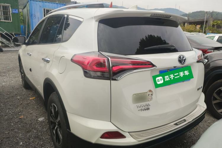 Used Toyota RAV4 2016 2.0L CVT Two-Wheel Drive Fashion Edition China V Standard
