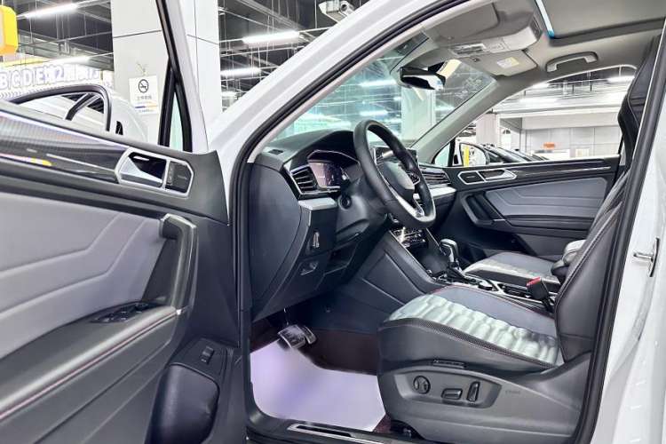 Used Volkswagen Tiguan L 2023 Facelift 380TSI Automatic All-Wheel Drive R-Line Flagship 7-Seater
