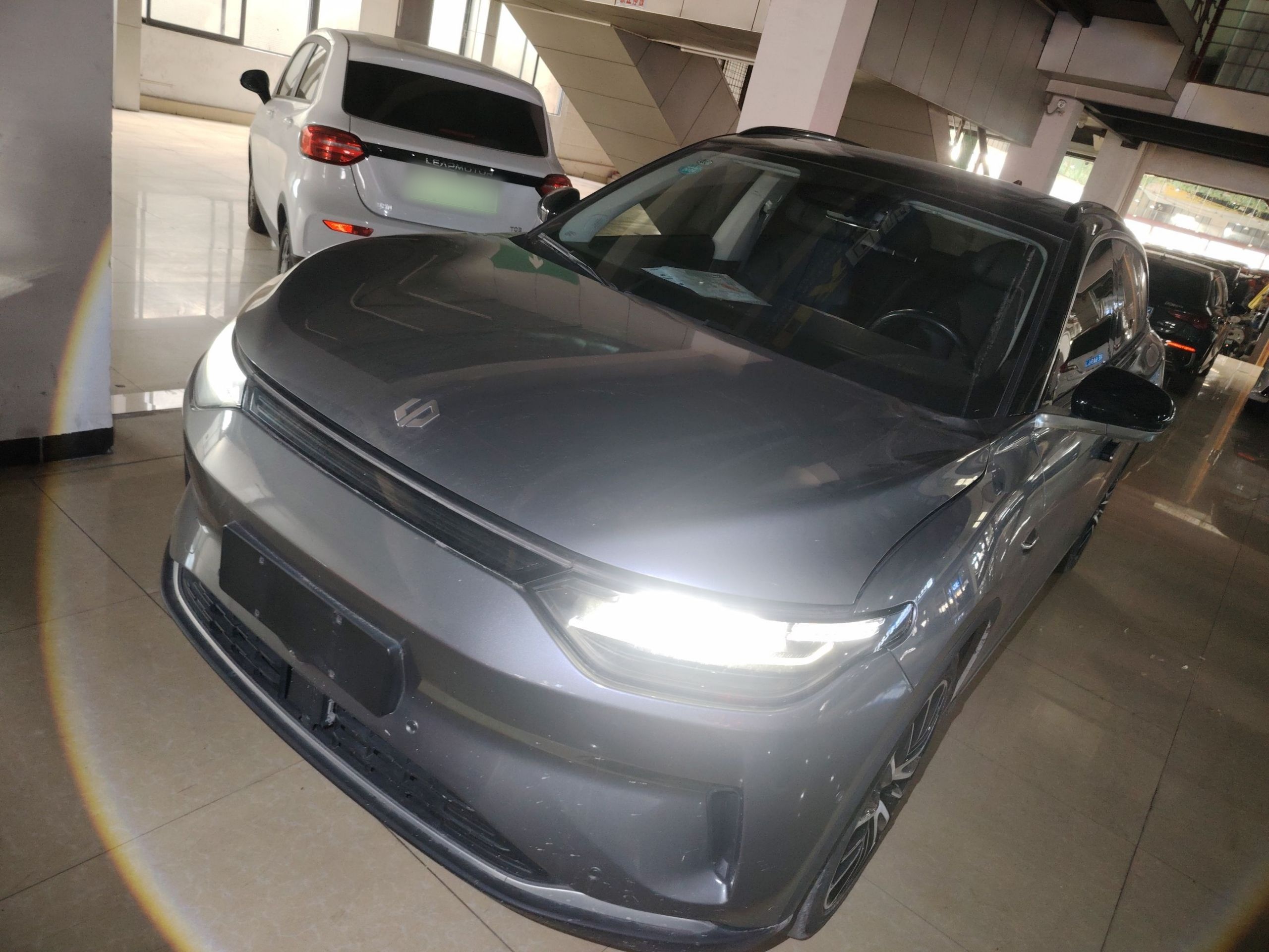 Под передней частью автомобиля