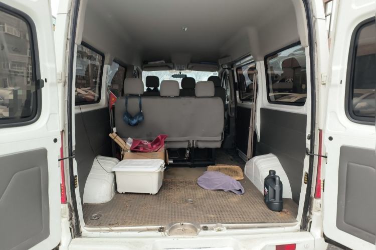 Used SAIC MAXUS Xintu V80 2016 2.5T Manual Aoyuntong National IV Short Wheelbase Mid-Roof 6-Seater