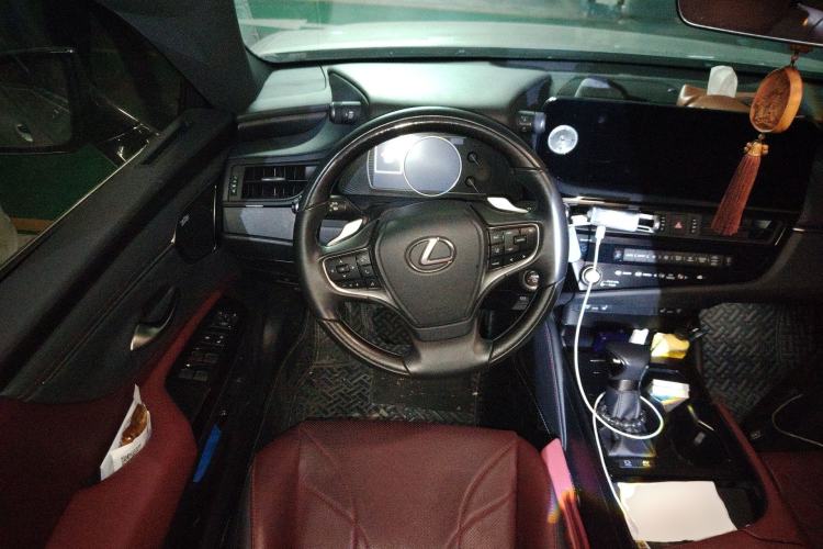 Used Lexus ES 2022 300h Silver Glow Limited Edition
