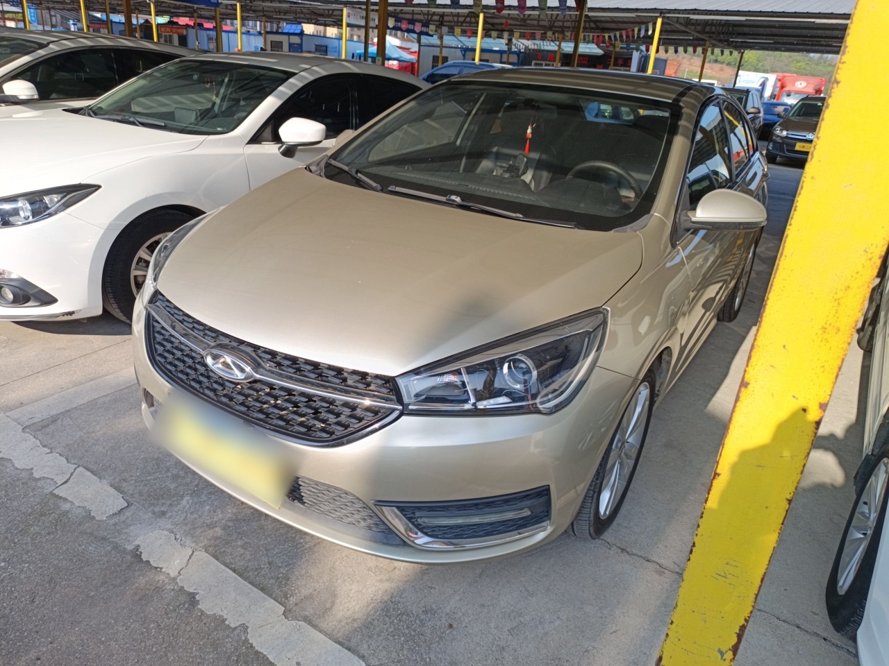 تحت مقدمة السيارة