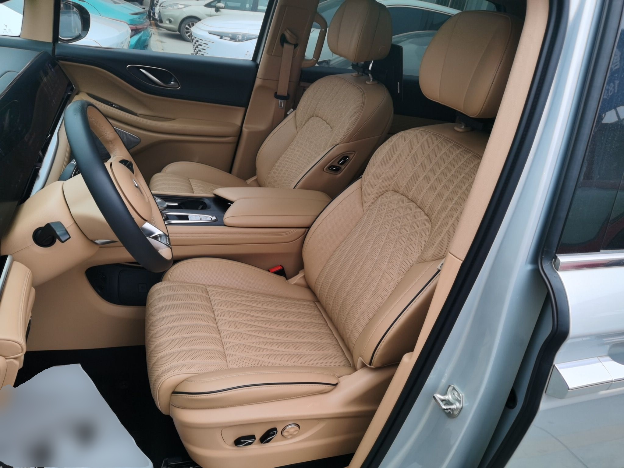 المقاعد الأمامية داخل السيارة