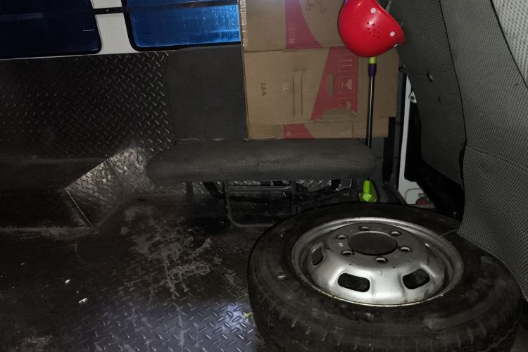 Used Iveco Daily 2021 2.5T A35 M1 Passenger Van 5-9 Seater Short Wheelbase Mid-Roof Design Dual Tires Side Sliding Door