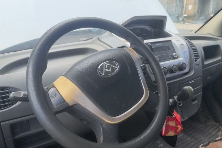 Used SAIC MAXUS Xintu V80 2016 2.5T Manual Aoyuntong National V Short Wheelbase Mid-Roof 6-Seater
