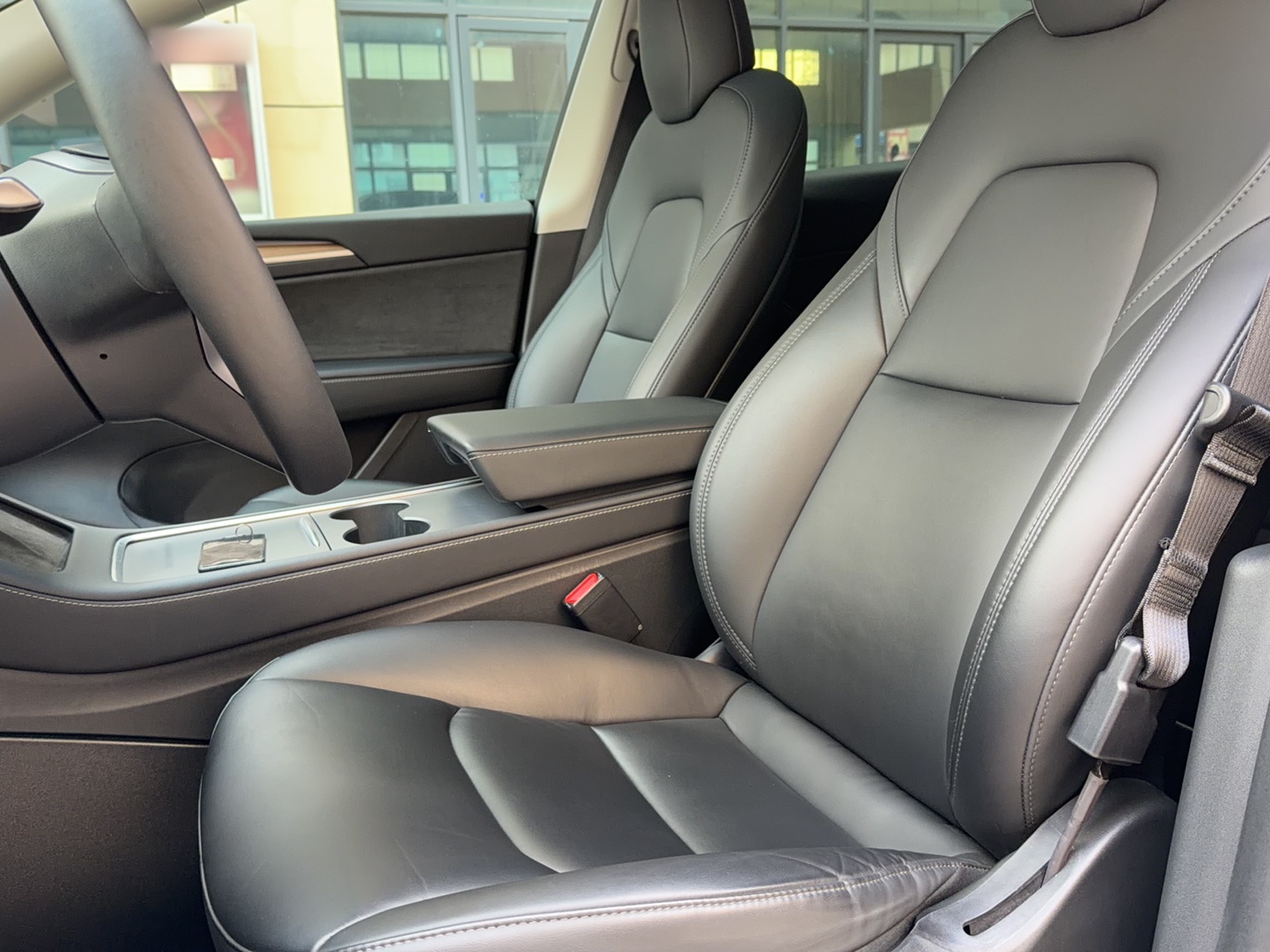 Переднее сиденье в автомобиле