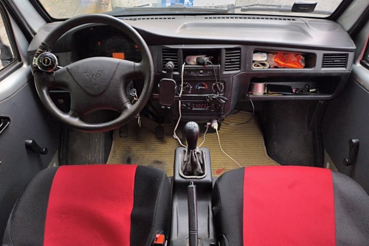 Used Wuling Zhiguang 2015 1.2L Practical LS-I Model Center Console