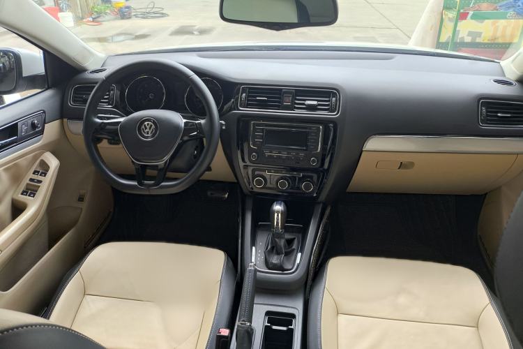 Used Volkswagen Sagitar 2015 1.6L Automatic Comfort Model Interior 1