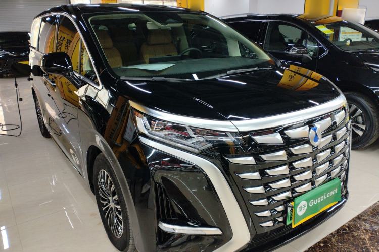 Used Denza D9 2024 DM-i 1050 Luxury Model Front Right 45 Deg