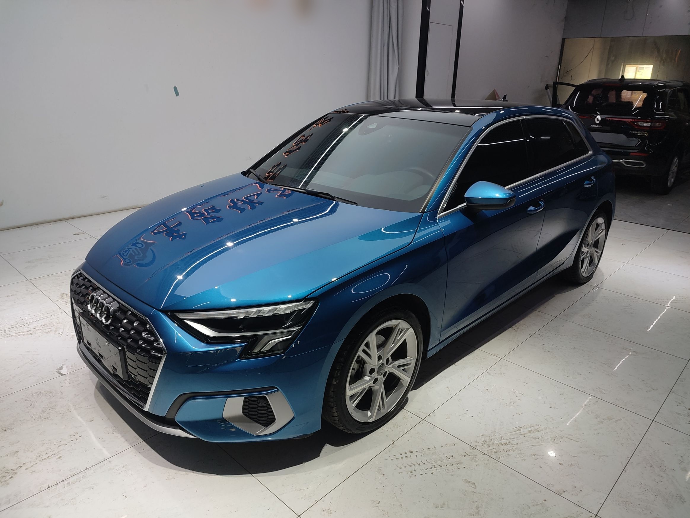 تحت مقدمة السيارة