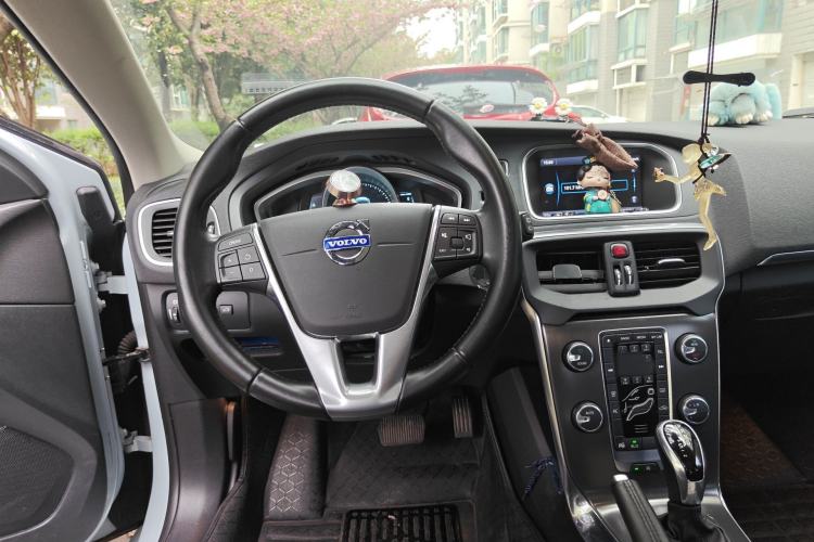 Used Volvo V40 2014 2.0T Zhiya Edition Steering Wheel