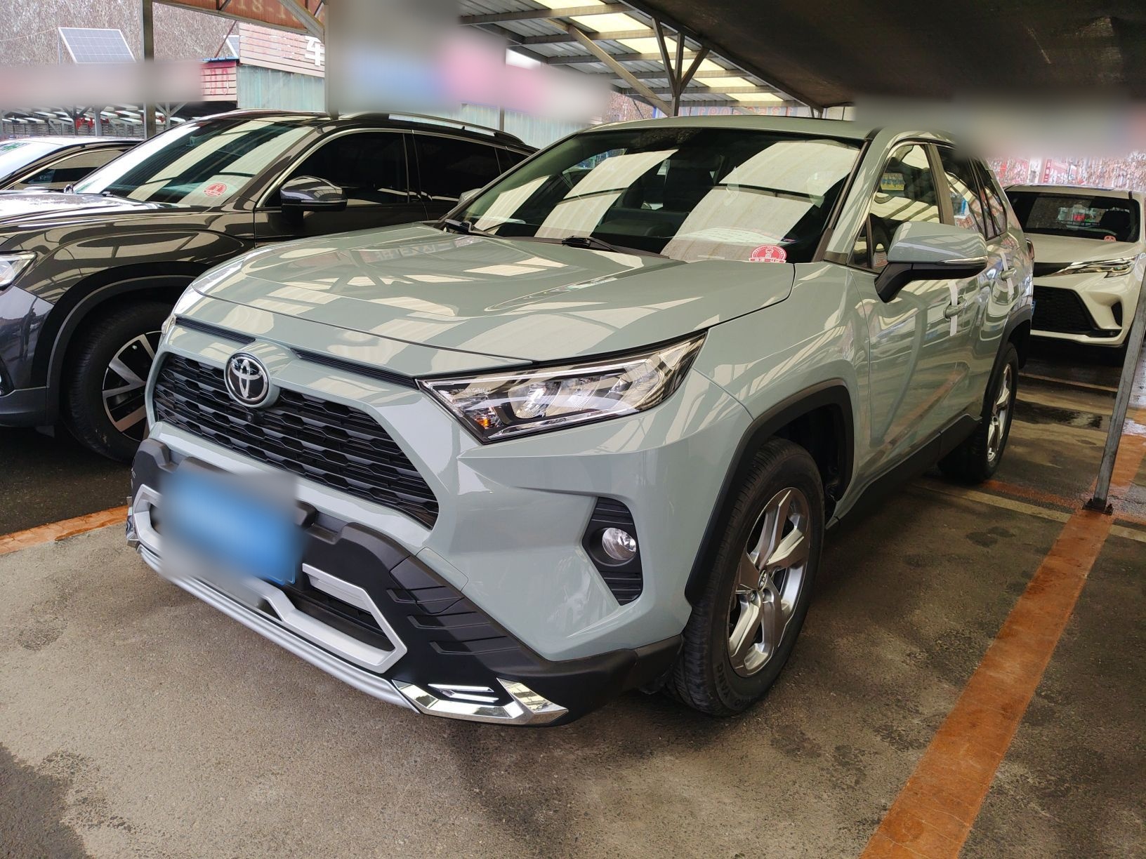 Под передней частью автомобиля