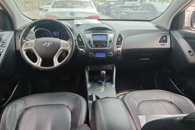 Used Hyundai ix35 2012 2.0L Automatic Two-Wheel Drive Elite Edition GLS Center Console