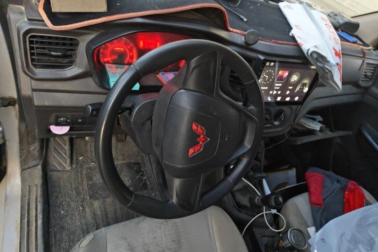 Used Wuling Hongguang V 2022 1.5L Jingqu Edition Enclosed-Window Vehicle with Hydraulic Power Steering LAR