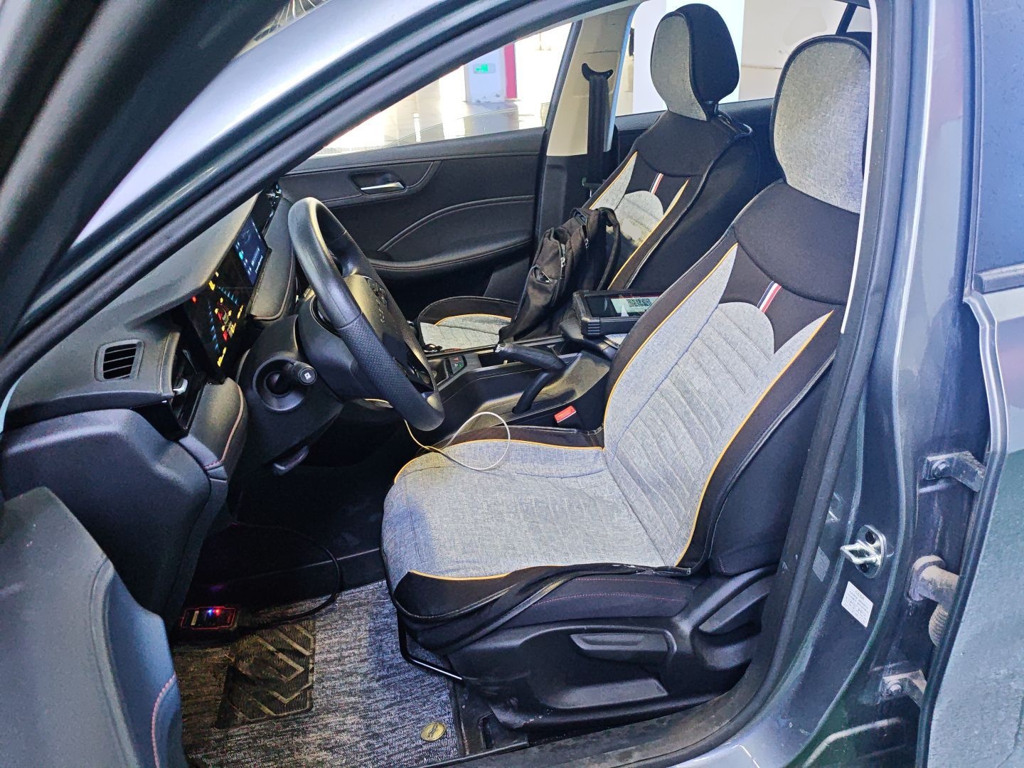 Переднее сиденье в автомобиле