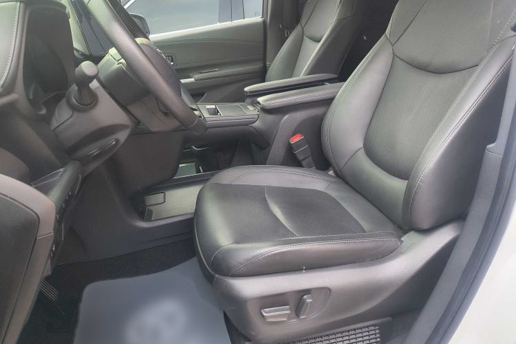 Used Toyota SIENNA 2024 2.5L Hybrid Luxury Edition Interior 3