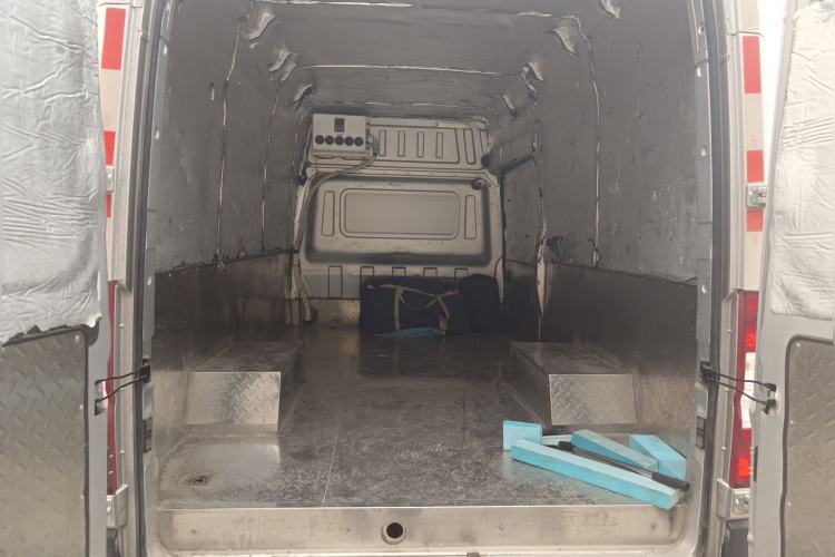 Used Dongfeng Yufeng 2023 V9+ 2.3T Manual Rear-Drive Dual Rear Tires Long Wheelbase High-Roof 3-Seater Cargo Van Trunk