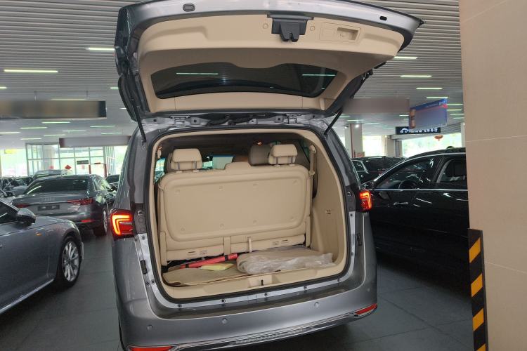 Used Buick GL8 2023 Facelifted Land Cruiser Executive Luxury Version
