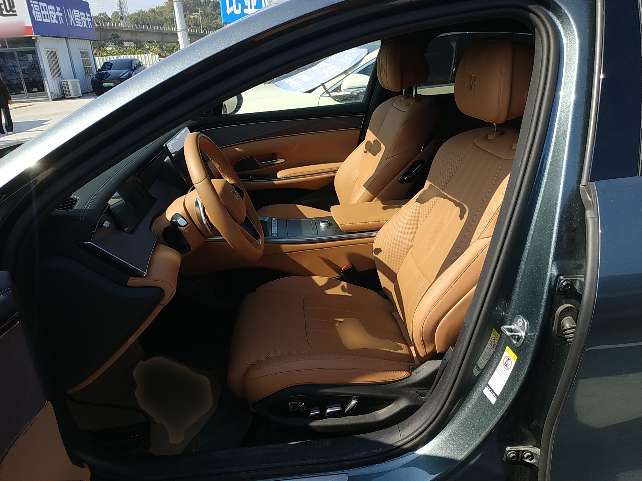 المقاعد الأمامية داخل السيارة