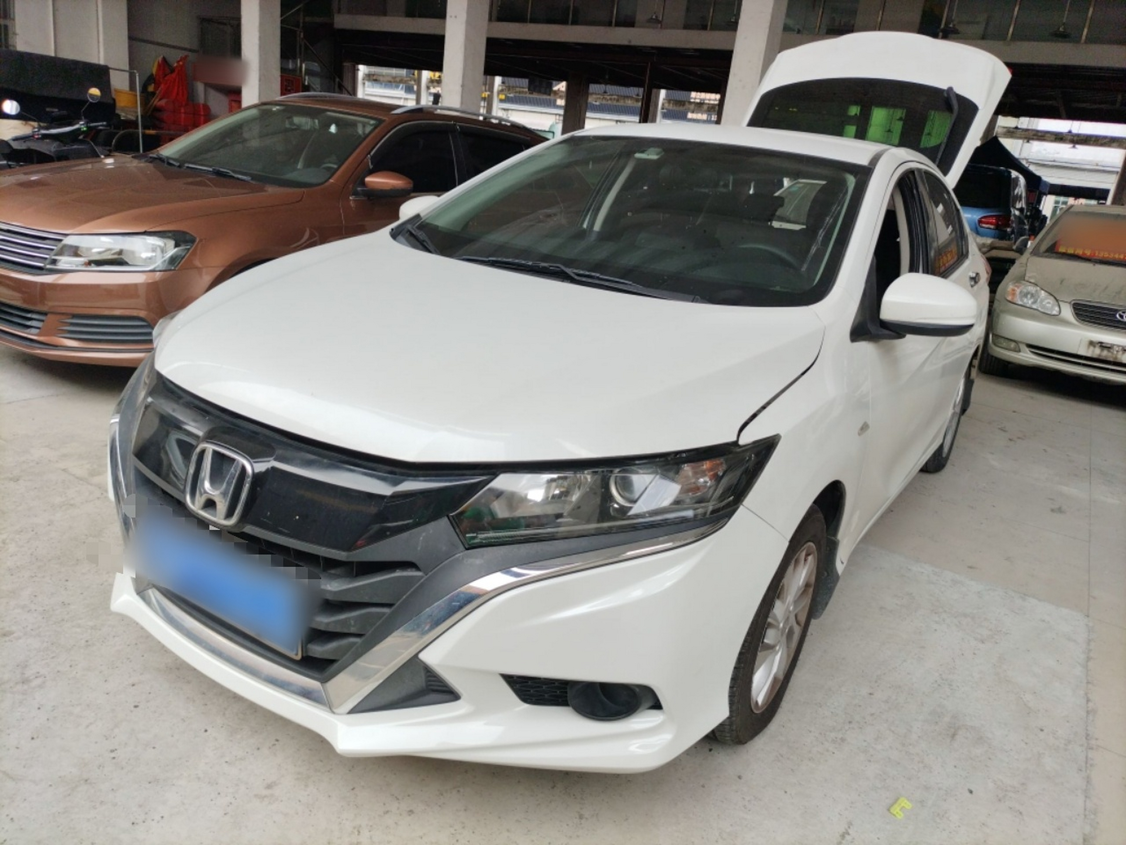 Под передней частью автомобиля