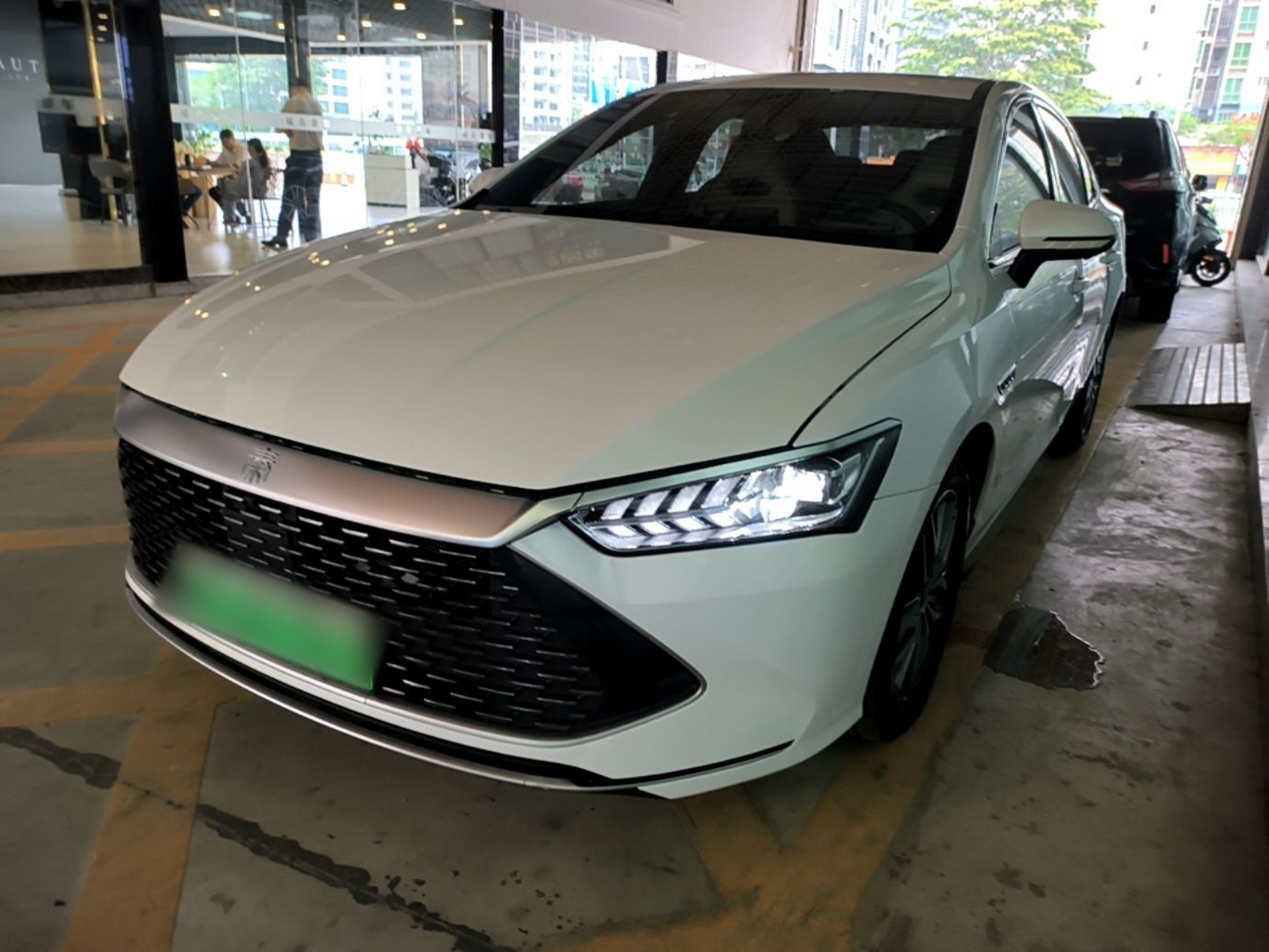 Под передней частью автомобиля