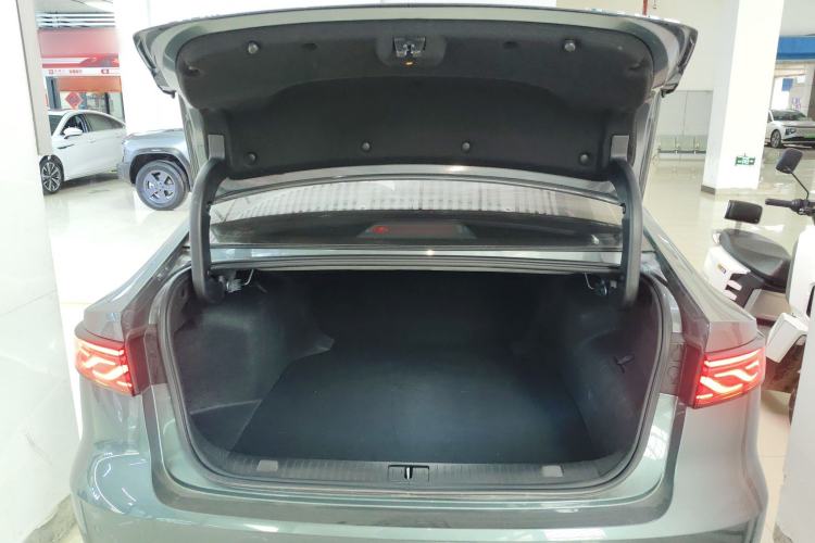 Used Fengyun A8L 2025 1.5 TGDI 145 km Luxury Version Trunk