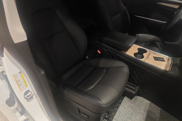 Used Tesla Model Y 2021 Standard Range Rear-Wheel Drive Version Right Front Seat