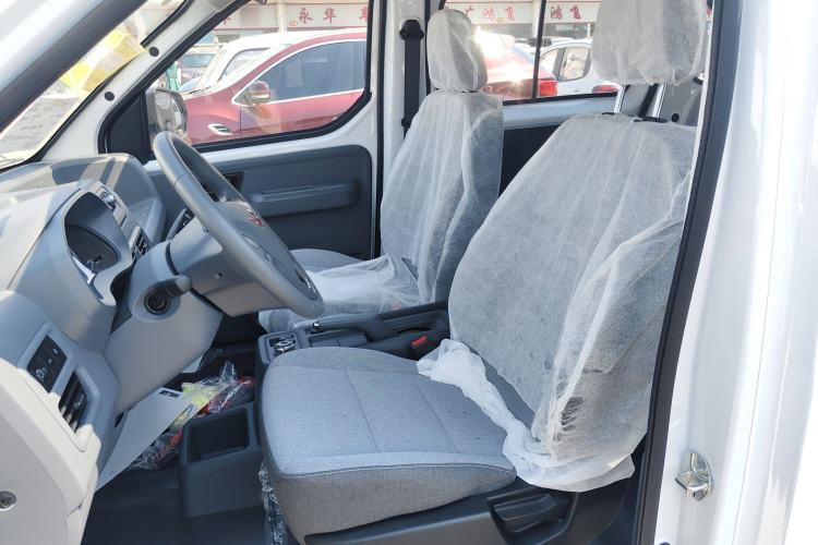 Used Wuling Yangguang 2024 300KM Comfort Version Passenger Van 75kW