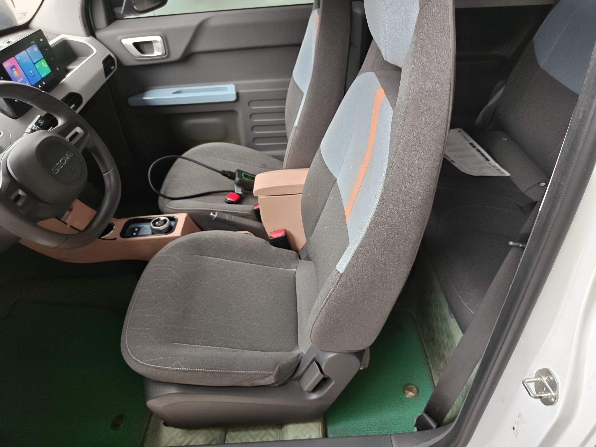 Переднее сиденье в автомобиле