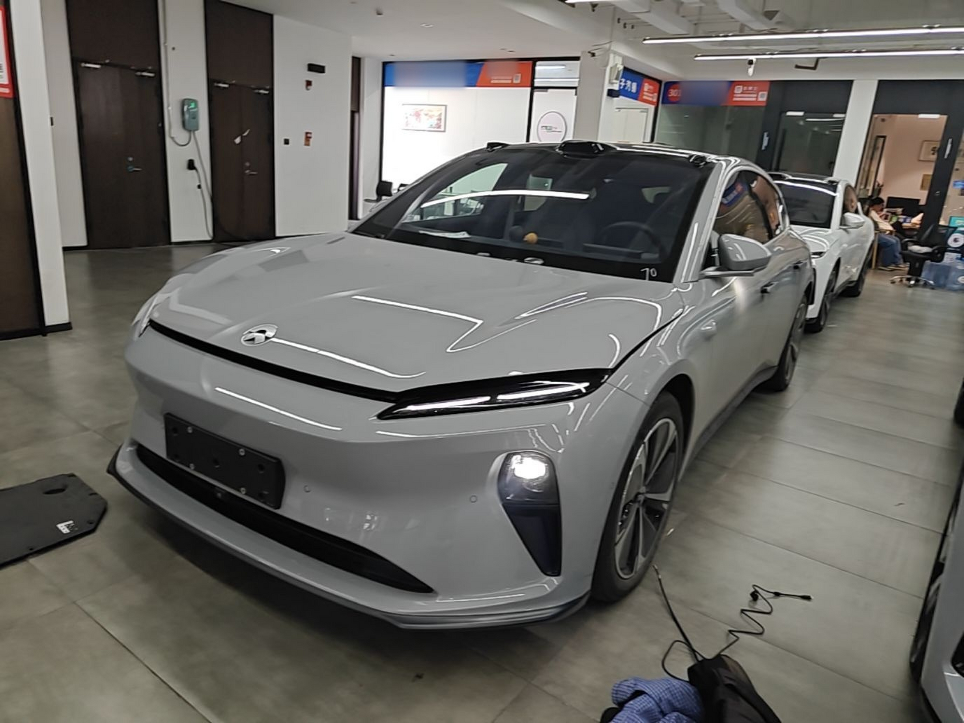Под передней частью автомобиля